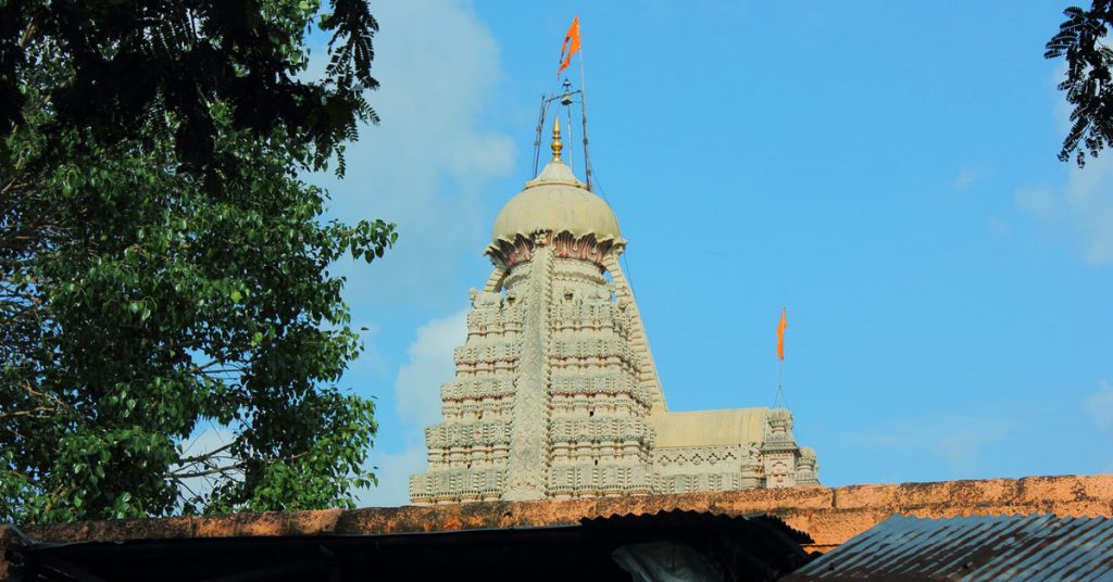 Offer prayers in Grishneshwar Temple